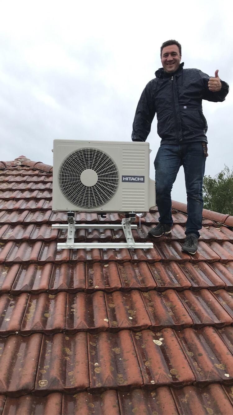 Mathieu Maurin, fondateur Easy Calo, sur un chantier d'installation de pompe à chaleur à Neuville-sur-Saône